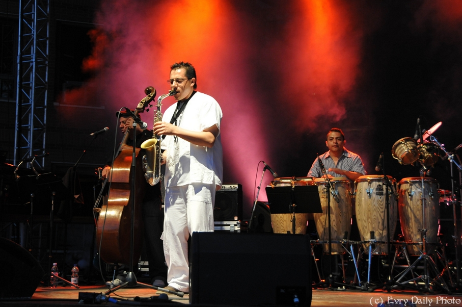 Evry Daily Photo - Fete de la Musique Evry 2010 - Yuri Buenaventura - large - 4735679137.jpg